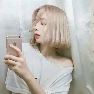 坐推土机的少女